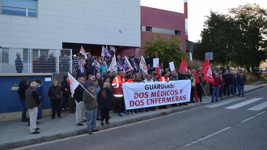 Protesta ante el centro médico de Puebla.