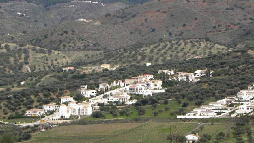 Un grupo de viviendas construidas en suelo rural del interior de la comarca de la Axarquía.