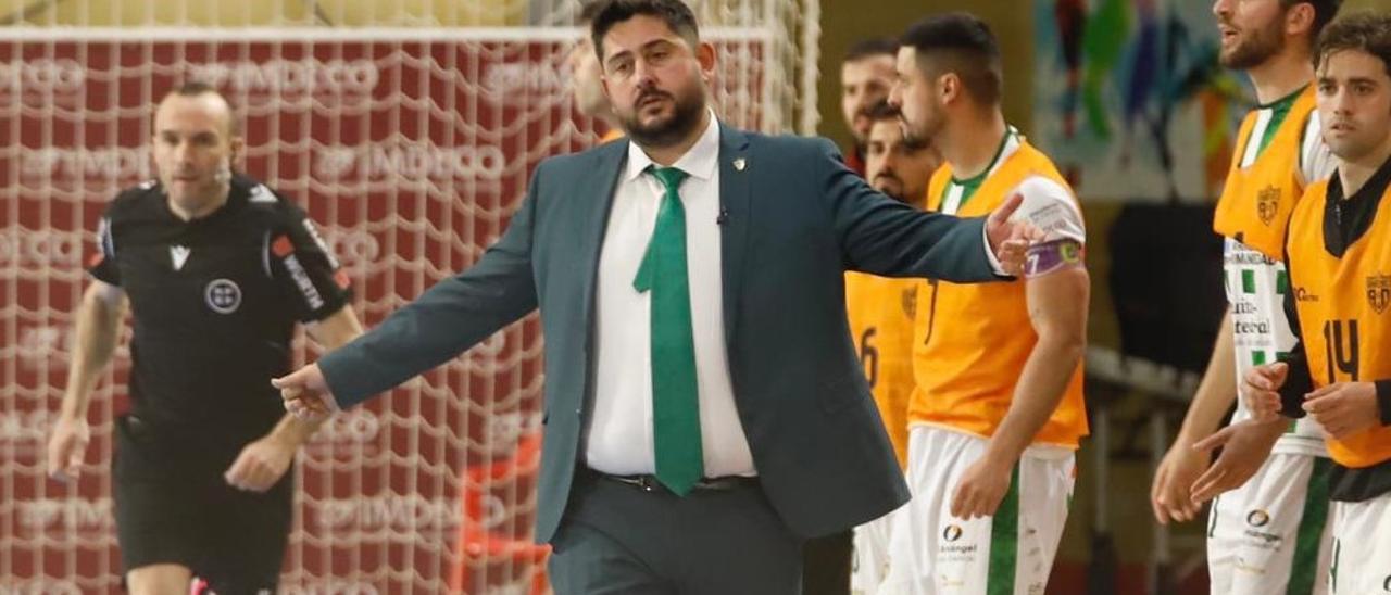 Josan González gesticula en la banda de Vista Alegre durante un partido.