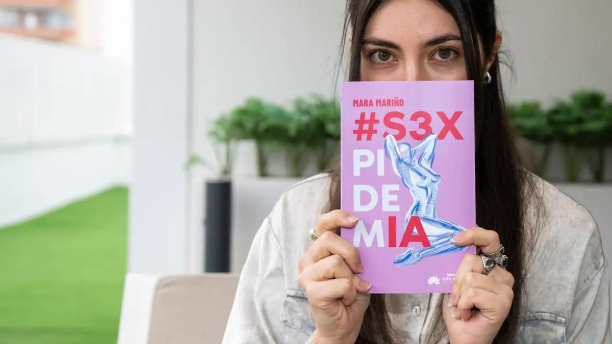 Mara Mariño, junto a la portada de #S3xpidemia