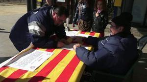 El club recoge firmas para pedir la readjudicación del concurso, arropado por los vecinos del barrio de Porta, en Nou Barris (Barcelona).