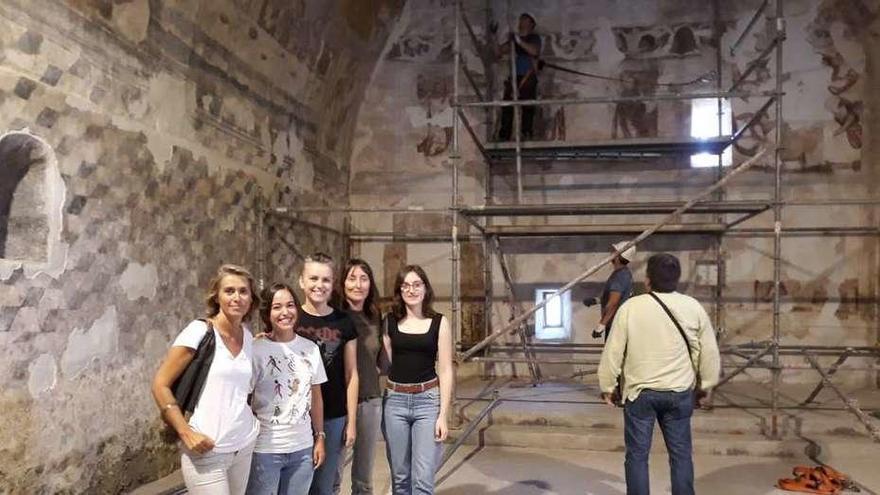 Las restauradoras Natalia Díaz-Ordóñez, Cristina Hidalgo, Patricia Sierra, Cándida Bermejo y Claudia López posan delante de las obras.