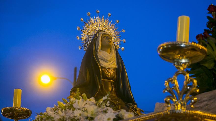 Primera salida en Alicante del nuevo Cristo de Mater Desolata que no ha podido aún por lluvia y pandemia