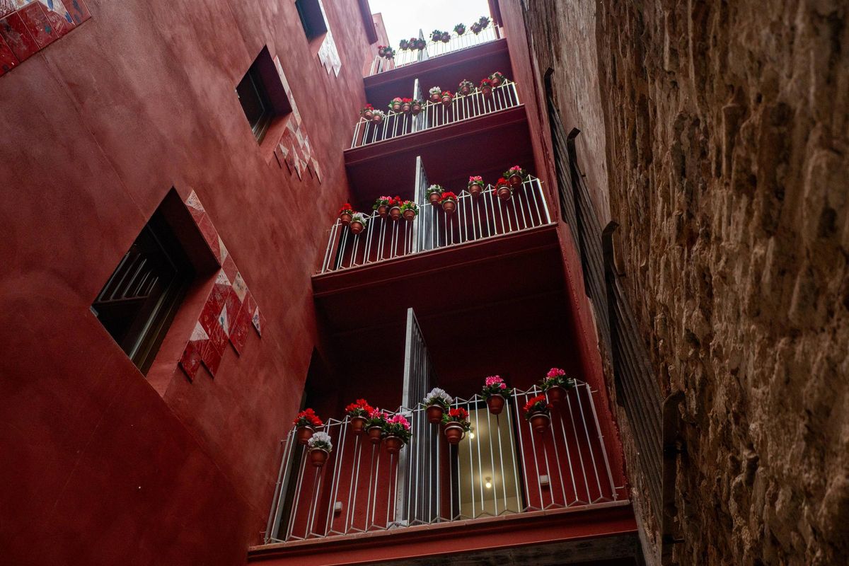 Así ha quedado una finca histórica del Raval rehabilitada como vivienda pública