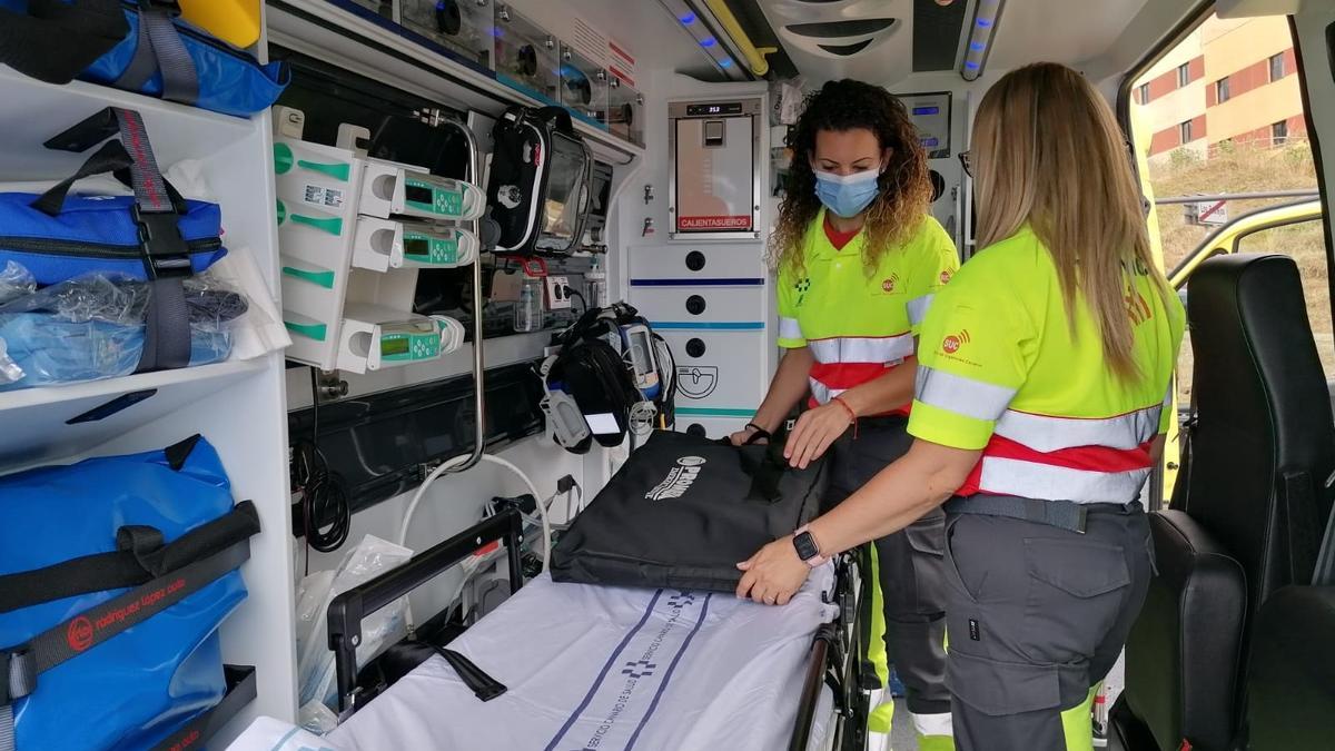 Personal del Servicio de Urgencias Canario (SUC) en ambulancia