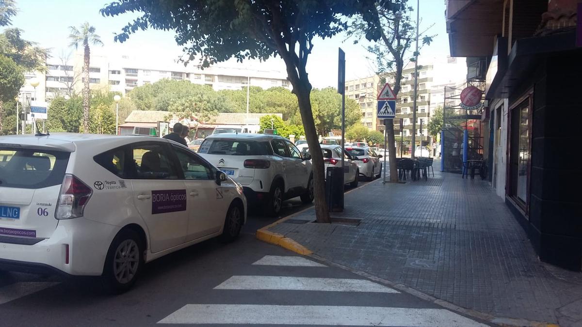 Cuatro taxis de Gandia, en la avenida del Marqués de Campo, frente a la estación de ferrocarril.