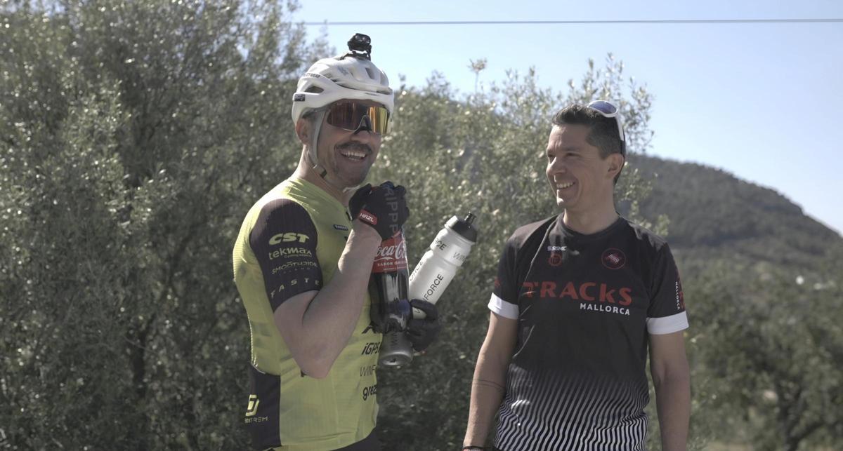 Esteban Chaves, junto a Miguel Ángel Esteller de Tracks Mallorca