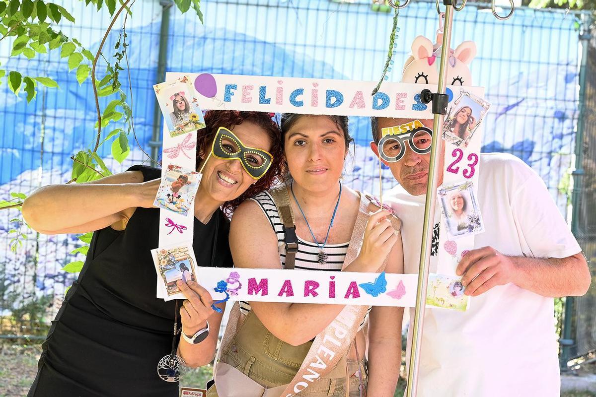 María, junto a sus padres, en el patio dle Gregorio Marañón de Madrid