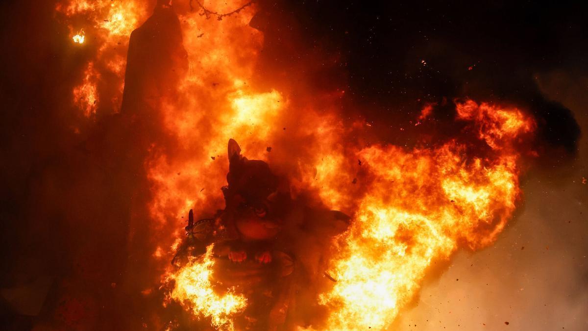 Así fue la espectacular plantà de la falla municipal