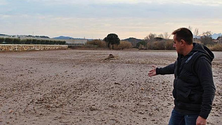 Josep Guitart en un dels seus camps de Cabrianes, que la inundació ha deixat ple de fang i perdrà la collita