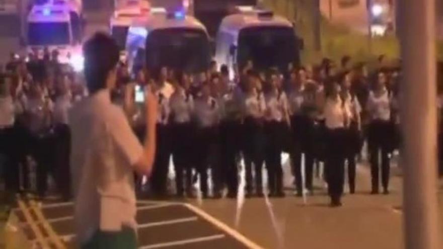 Crudos enfrentamientos entre manifestantes y la policía en Hong Kong