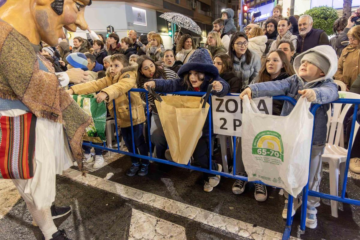 Las mejores imágenes de la Cabalgata de los Reyes Magos en Alicante
