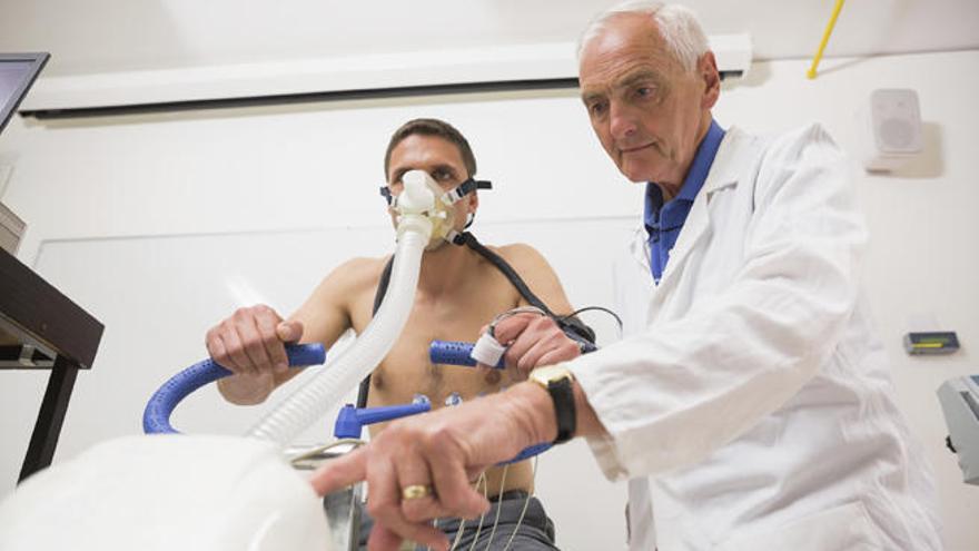 Un médico examina a un deportista.