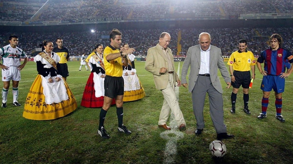 Marcial y Asensi, haciendo el saque de honor antes de un Elche-Barça