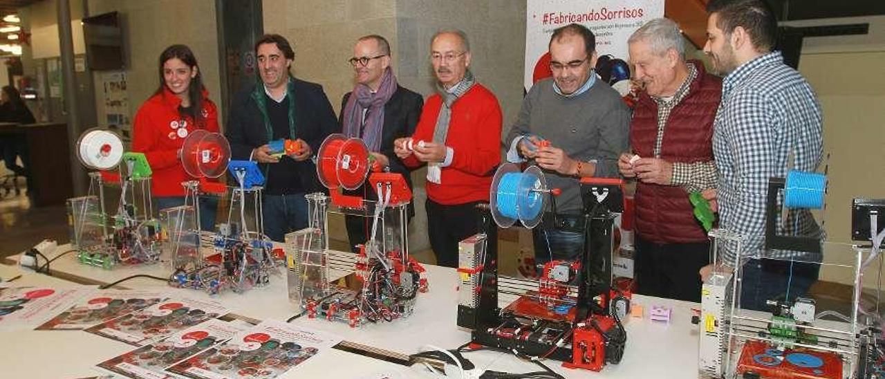 Alcalde, presidente de Cruz Roja y edil de Promoción, ayer, con los juguetes en 3D. // Iñaki Osorio