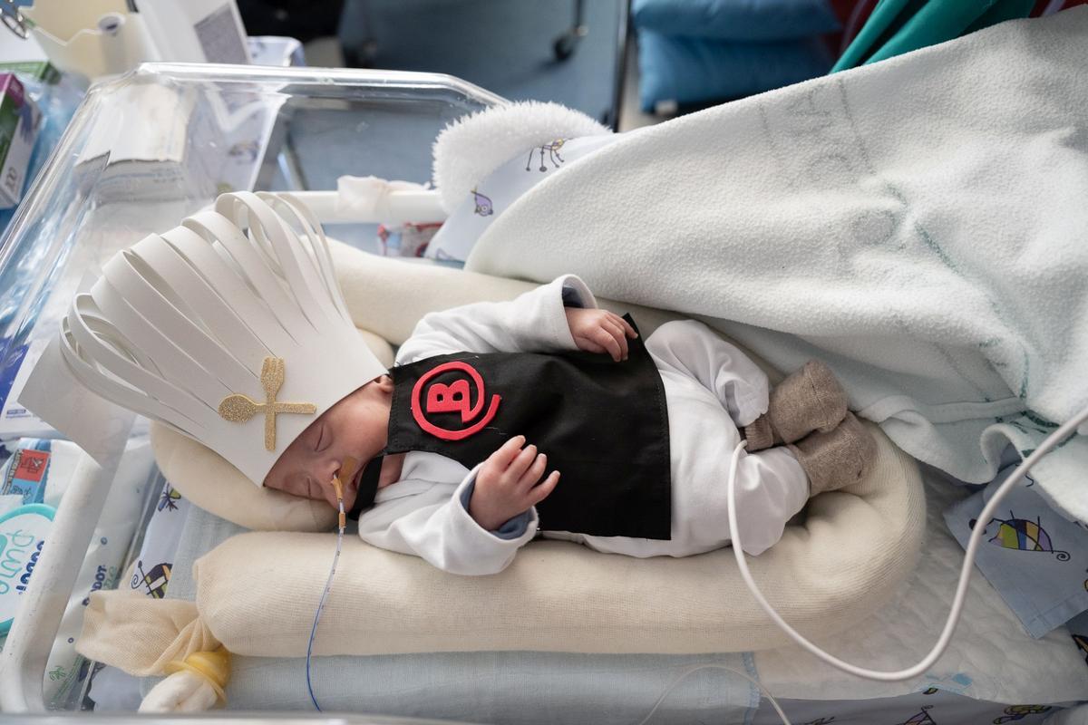 Los bebés ingresados en la UCI neonatal del Clínic se convierten en pequeños cocineros por Carnaval