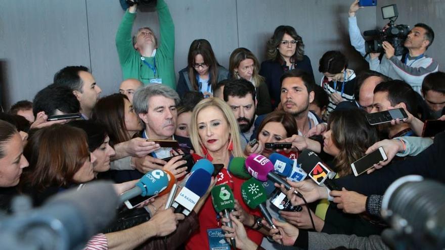 Cristina Cifuentes respondiendo a los medios sobre la polémica con su máster.