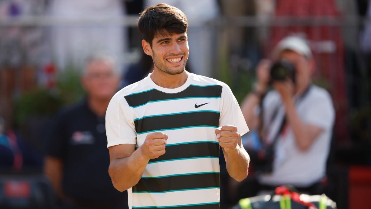 Carlos Alcaraz celebra tras vencer en semifinales a Roberto Bautista en Queen's