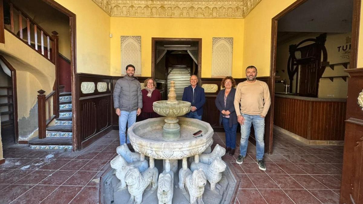 Las autoridades locales en el interior de la Casa Lliberós.