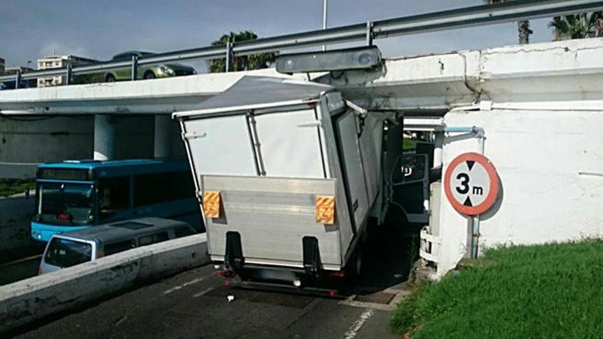 Un furgón choca con el túnel inferior entre el Muelle Las Palmas y la Avenida Marítima