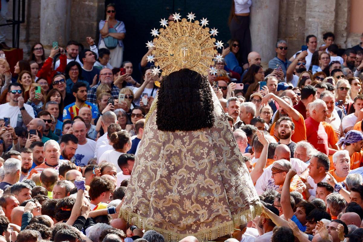 La Virgen sale al Traslado con un manto "Terreta" donado por la fallera mayor de València