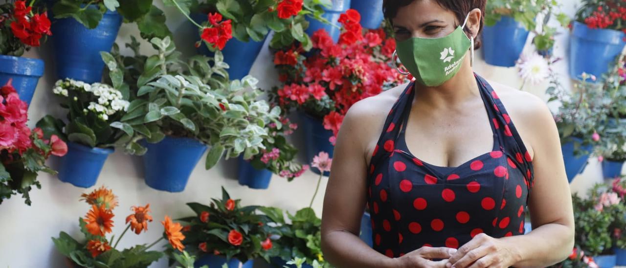 Teresa Rodríguez, candidata de Adelante Andalucía, durante su visita a los patios de Córdoba.