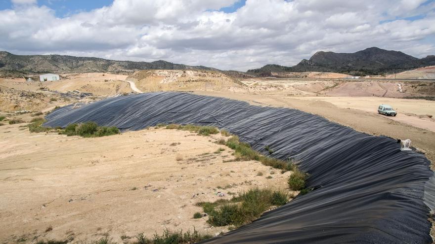 Los ecologistas denuncian que la Generalitat pretende &quot;legalizar&quot; el vertedero de Elda para reabrirlo