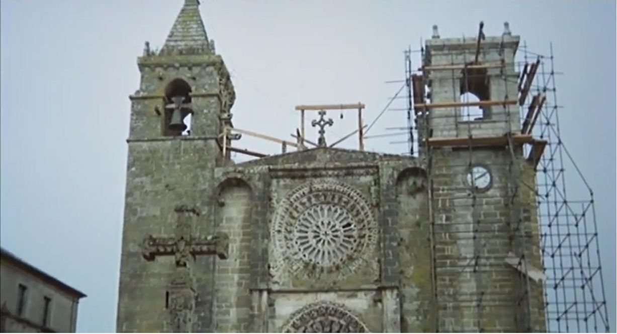 Fotograma de la fachada con la ampliación de la torre, tal y como aparece en la película