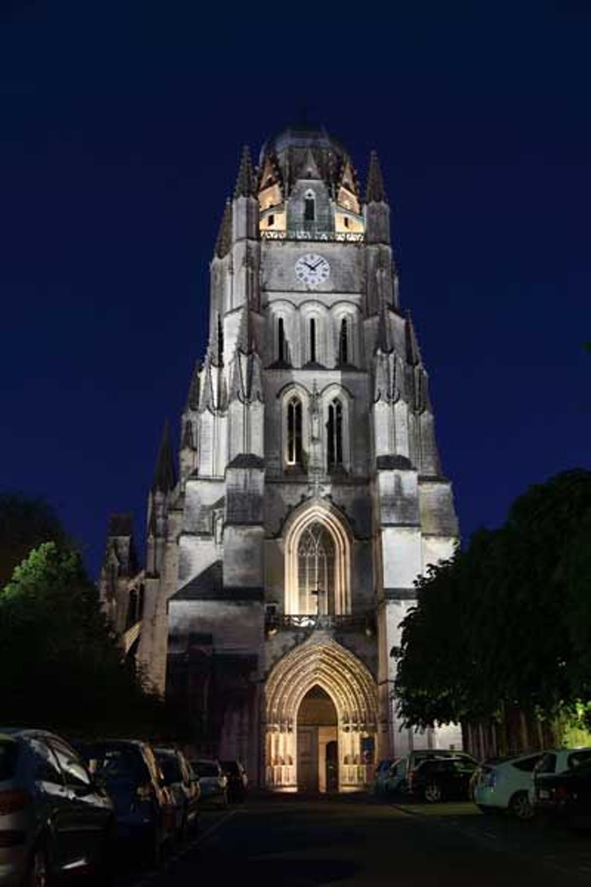 Saint-Pierre es un templo construido en el siglo XV que destaca por su portada flamígera.