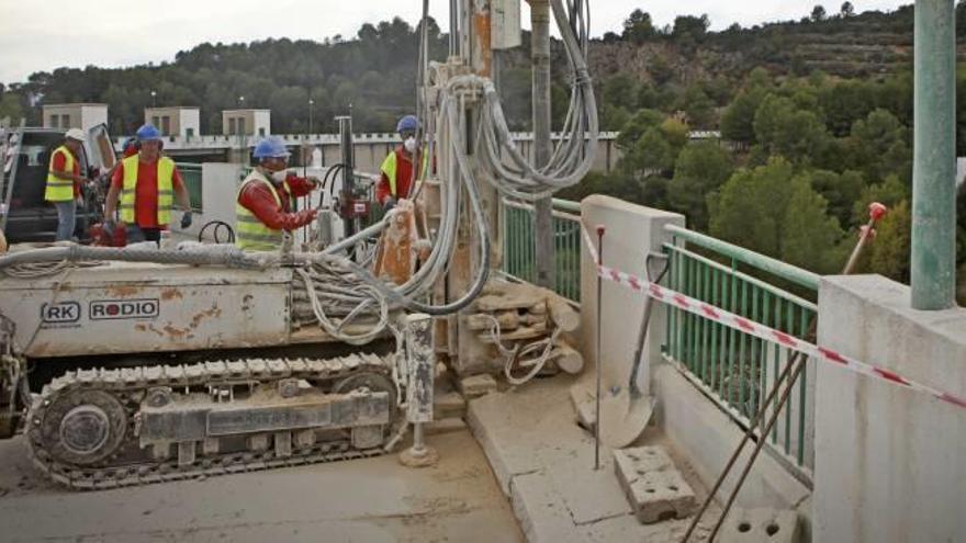 Refuerzan los cimientos de Beniarrés al detectar un movimiento en la presa