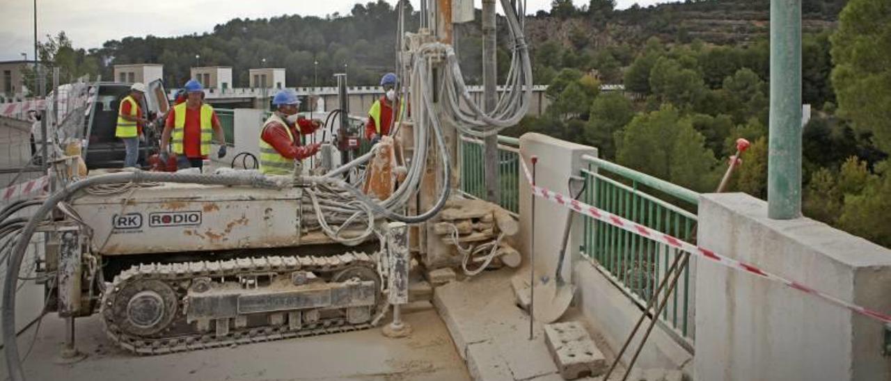 Refuerzan los cimientos de Beniarrés al detectar un movimiento en la presa