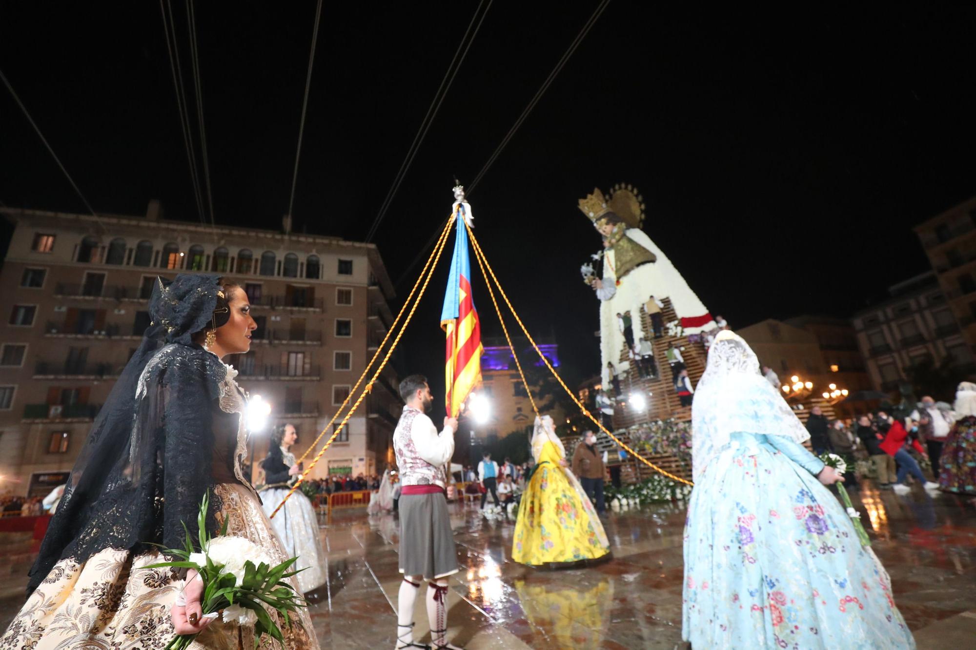 Búscate en el primer día de ofrenda por la calle de la Paz (entre las 21:00 a las 22:00 horas)