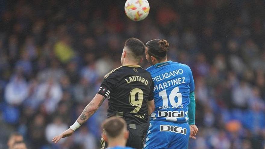Lautaro de León disputa un balón con Pablo Martínez