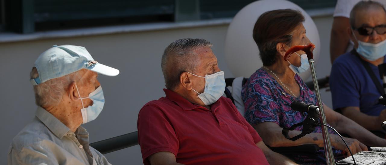 Un grupo de ancianos en una residencia