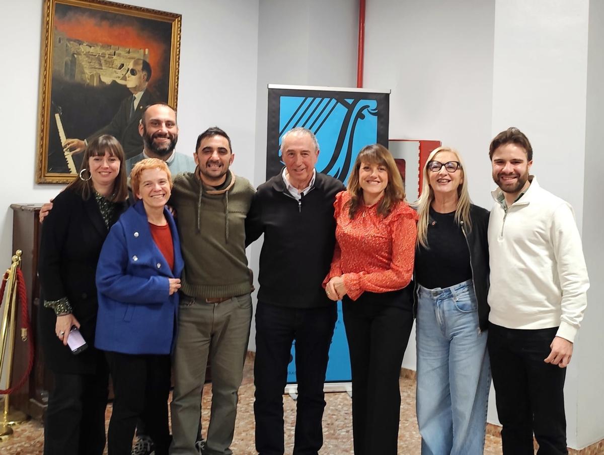 El síndic y las diputadas, con responsables locales del partido.