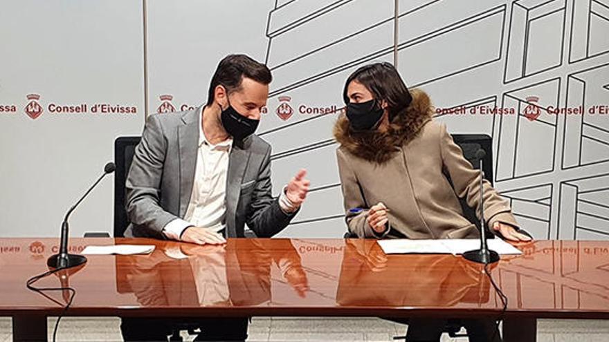 Mariano Juan y Naihara Cardona, ayer en rueda de prensa en la sede del Consell de Ibiza.
