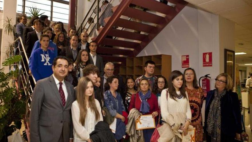 Parte de los alumnos que fueron distinguidos en el acto celebrado ayer en Valnalón, junto a las autoridades.