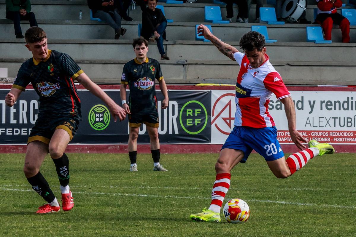 Álex Rey dispara a portería en el tanto que abriría el marcador en A Lomba.