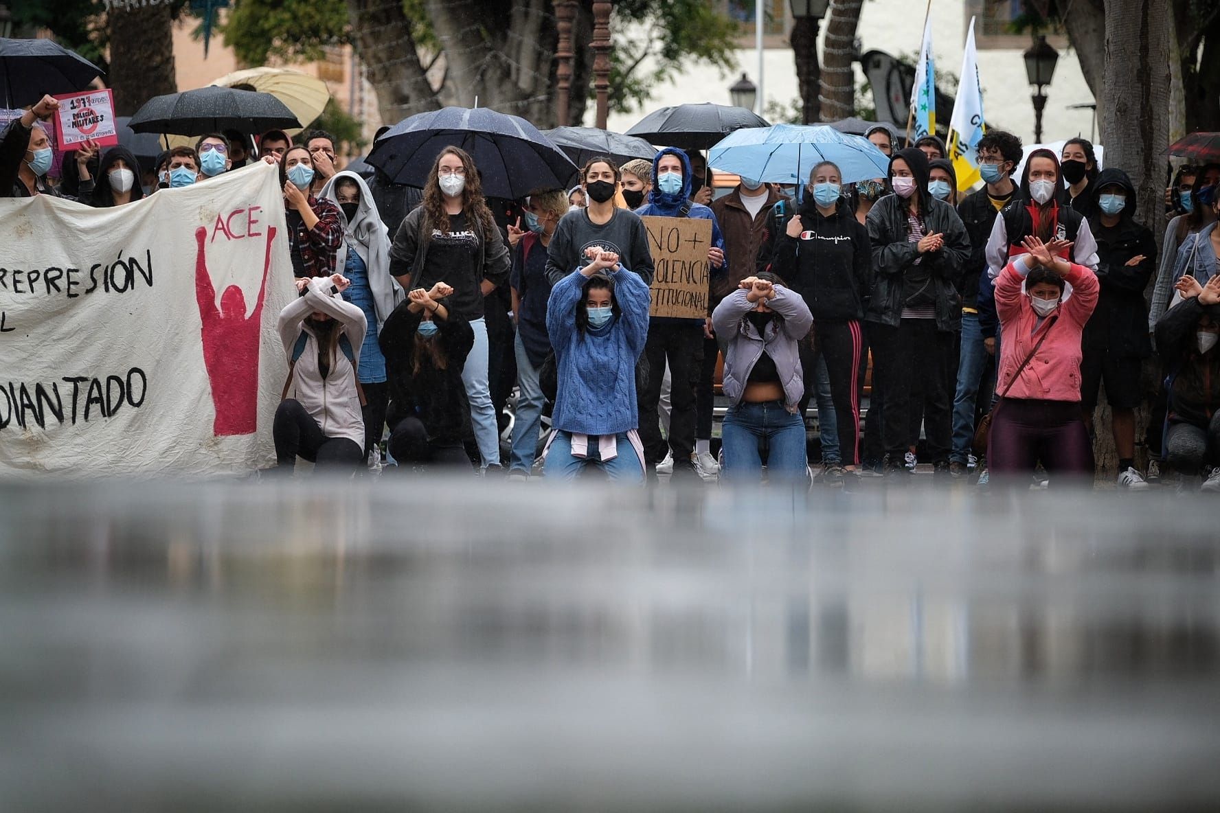 Concentración de estudiantes de la ULL para mostrar su apoyo a los dos jóvenes detenidos en Bellas Artes