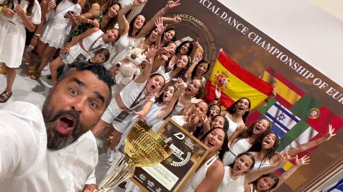 La expedición del Team Flow de Lalín tras conseguir el premio a la mejor Delegación del Campeonato Europeo.