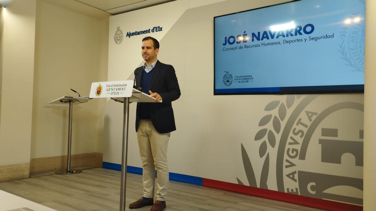 El concejal José Navarro, durante su comparecencia al término de la junta de gobierno de Elche