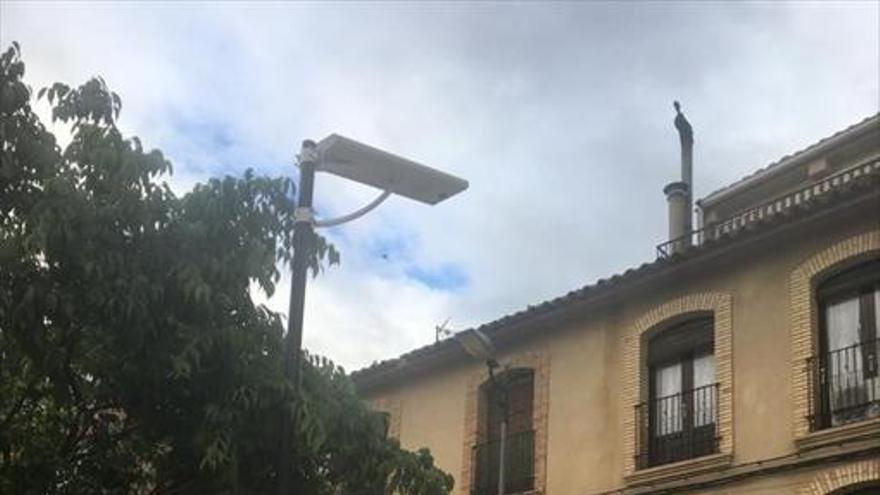 Borja estrena nuevas farolas de apoyo en ocho pasos de cebra