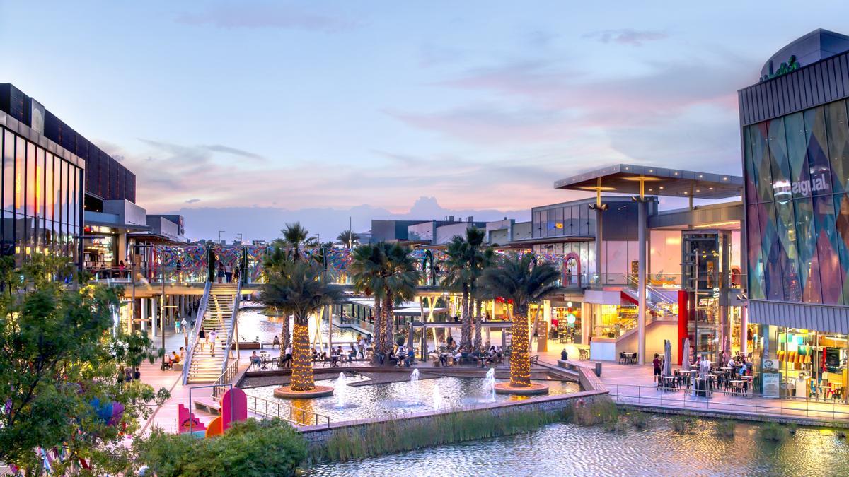 Puerto Venecia está a punto de inaugurar su nueva zona de terrazas.