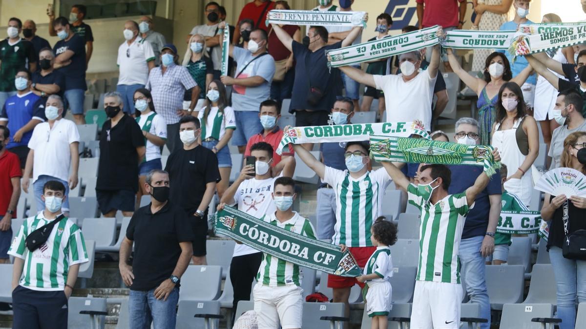 Abonadosdel Córdoba en El Arcángel en el partido amistoso ante el Marbella.