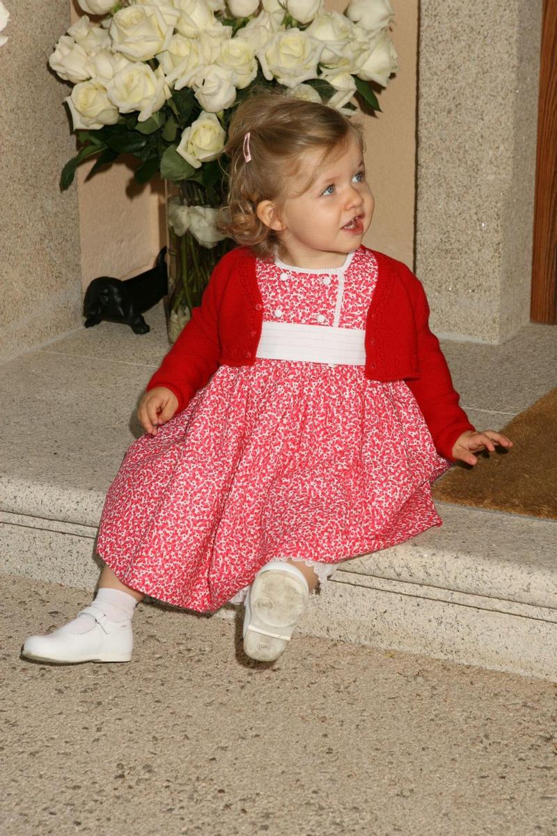 La princesa Leonor el día del posado de la familia real por el nacimiento de la infanta Sofía, en abril de 2007