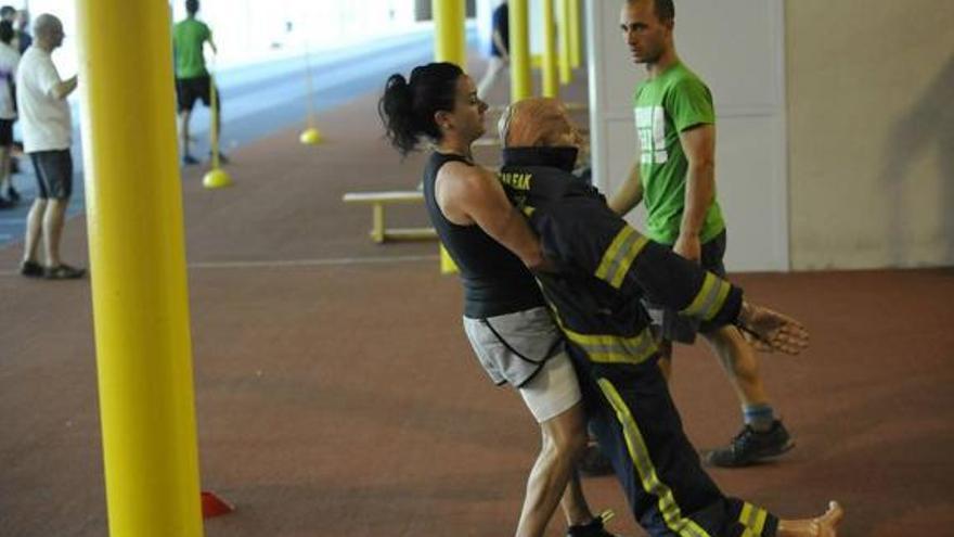 Una opositora arrastra un maniquí  durante las pruebas físicas de una OPE de bomberos en Álava