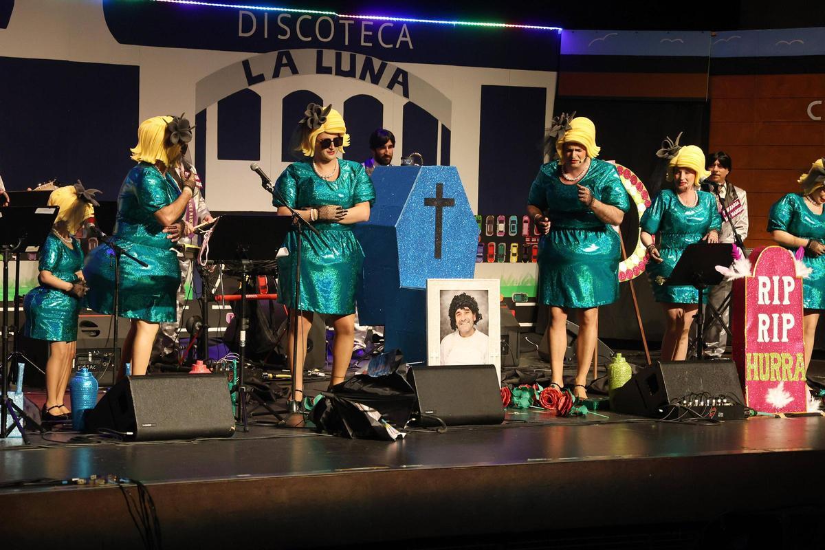 Murga Equipo Ja durante su representación en el Pazo da Cultura.