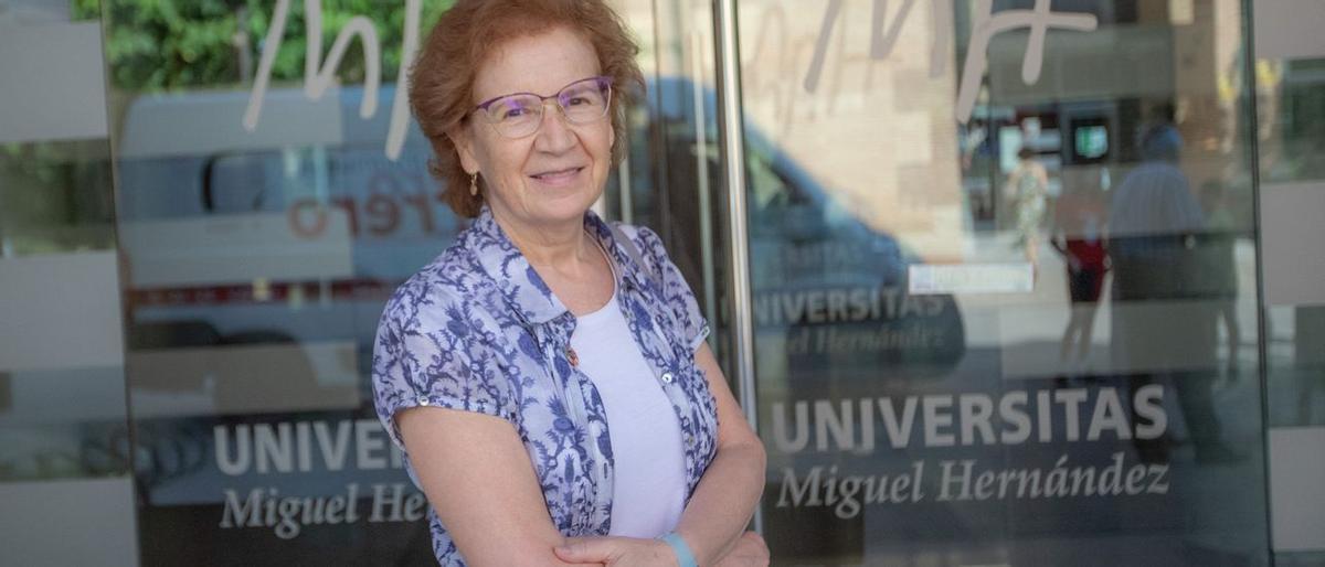 La viróloga Margarita del Val imparte una charla en el campus de Desamparados de la UMH