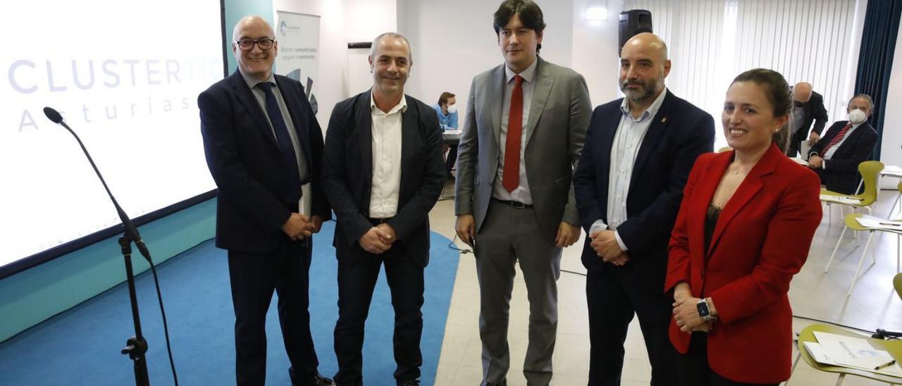 Por la izquierda, Enrique Jaimez, Patricio José Arias, Borja Sánchez, Santos Tejón y María Calvo, ayer, en la nueva sede del Clúster TIC, en el Parque Tecnológico.