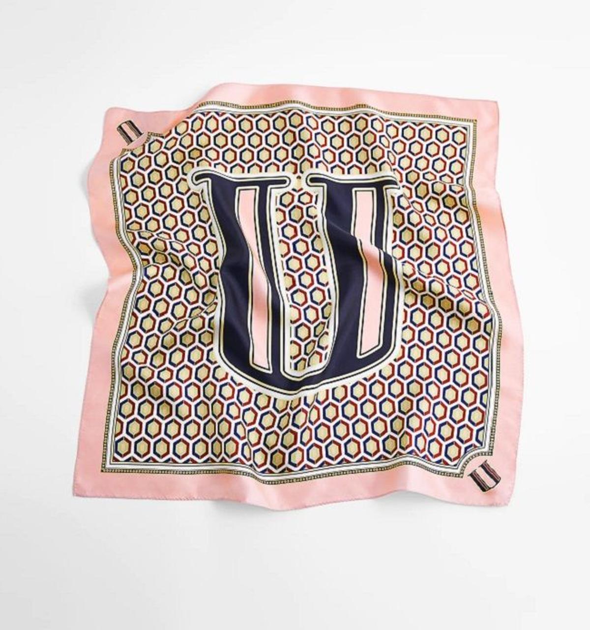 Pañuelo de seda estampado con inicial, de edición limitada en Zara